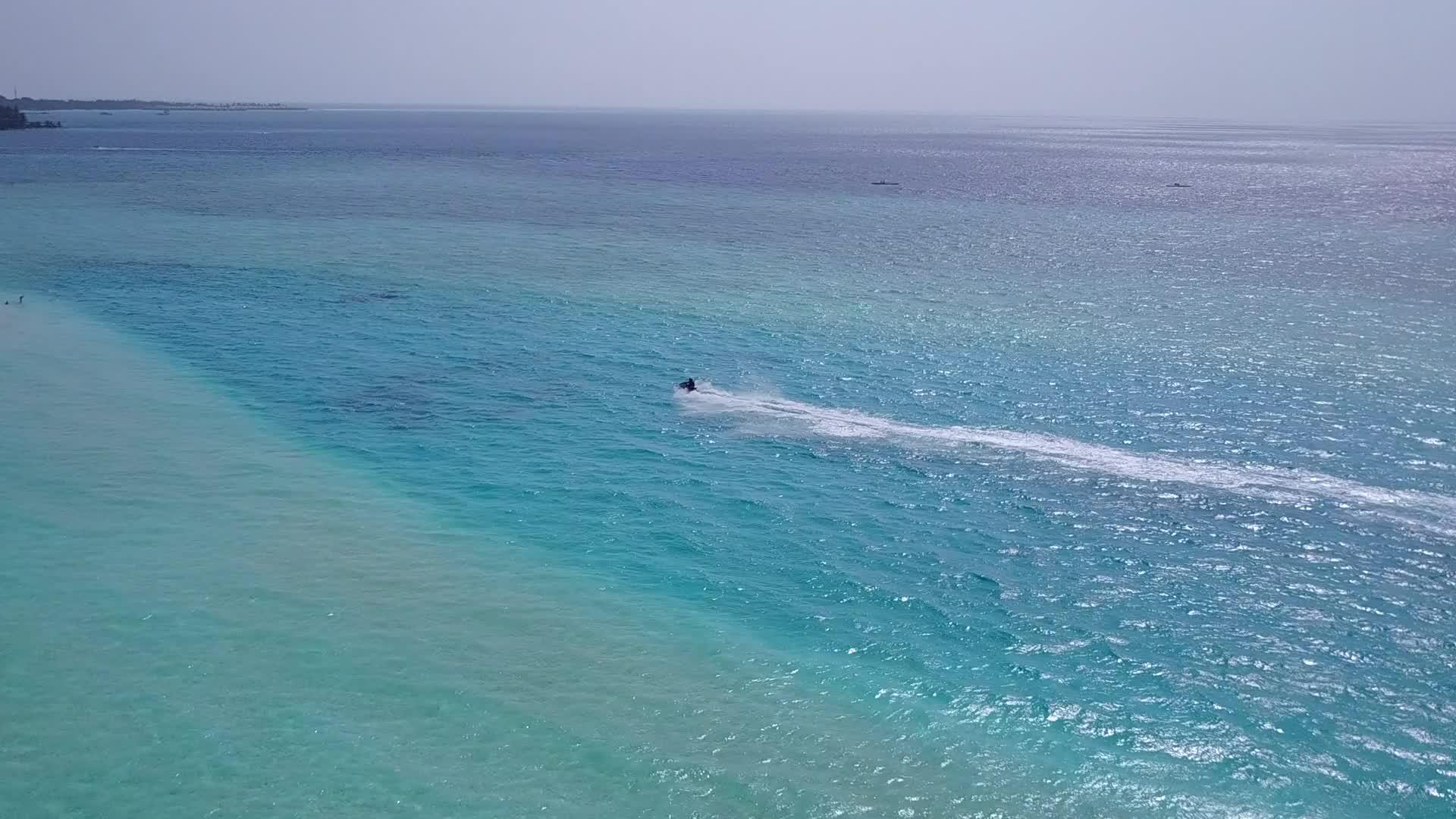 以透明环礁湖和清洁海滩为背景在度假胜地附近航行视频的预览图