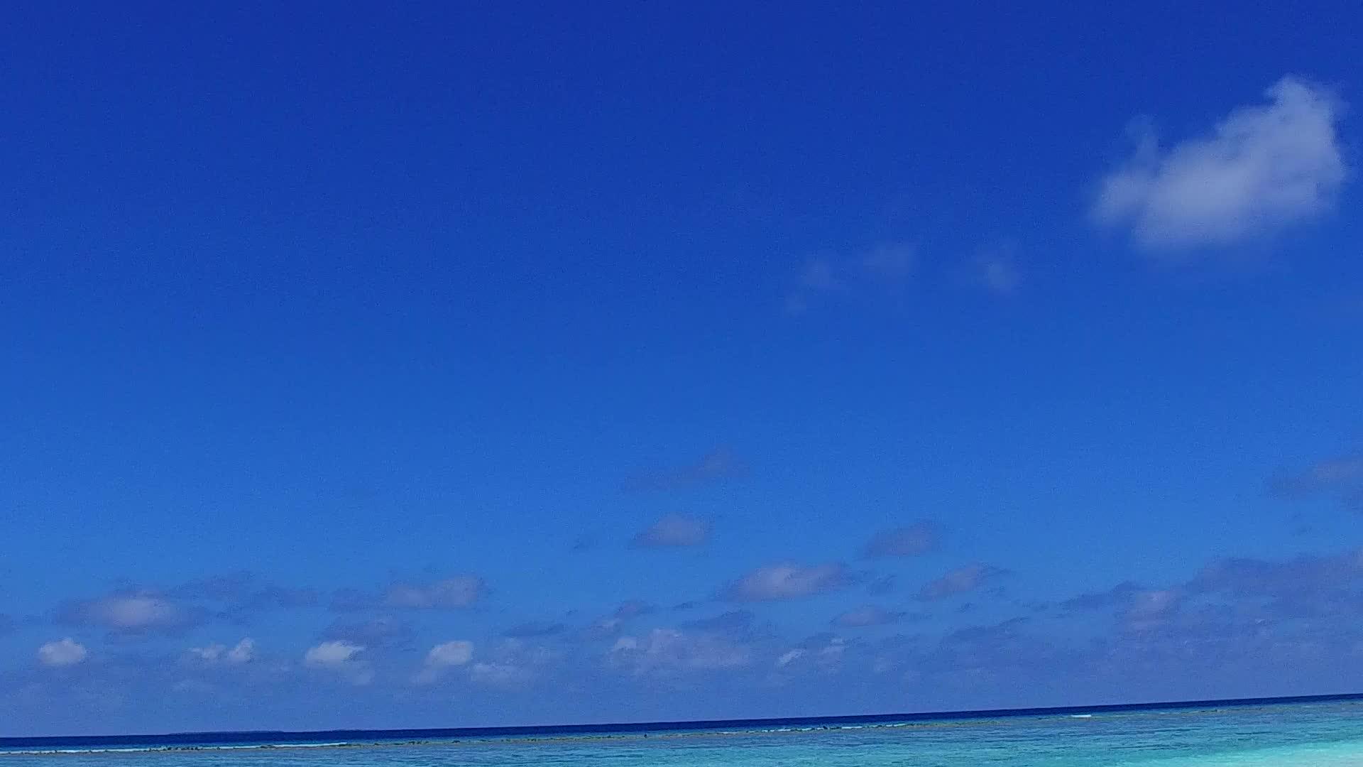 蓝海和附近度假胜地附近的白沙背景环礁湖海滩之旅视频的预览图