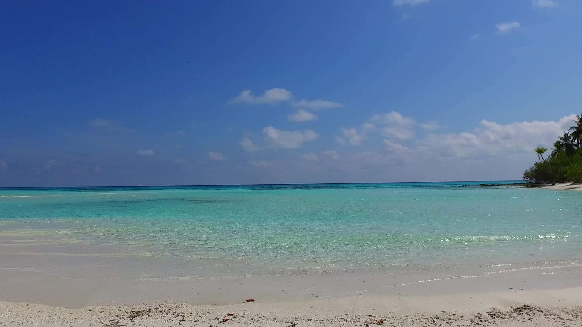 浅水海滩时间日出后浅水和白沙背景白色沙地背景视频的预览图