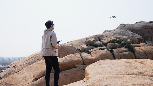 户外摄影师遥控无人机起飞视频的预览图