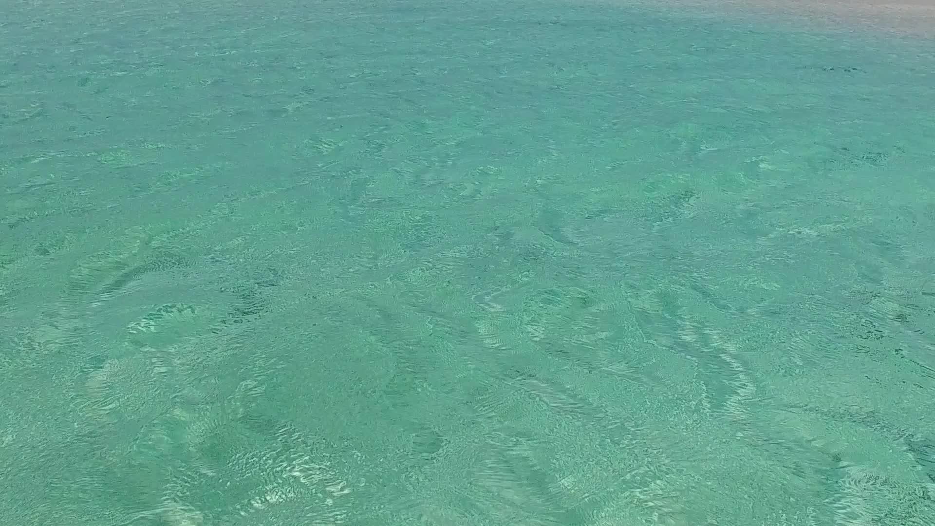 珊瑚礁附近的白沙背景蓝绿色泻湖的异国情调海景海滩生活方式视频的预览图