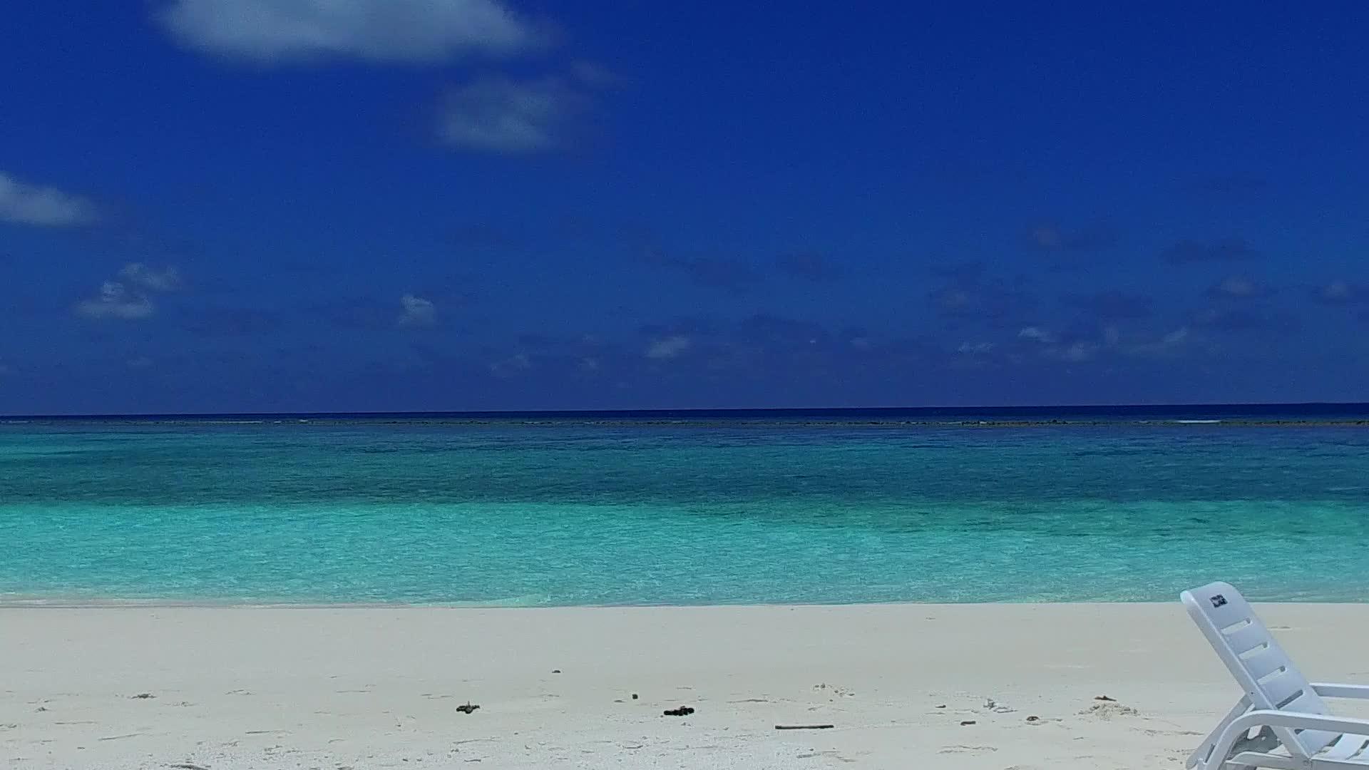 美丽的岛屿海滩以蓝色的海洋和白色的海滩为背景在海浪附近航行视频的预览图
