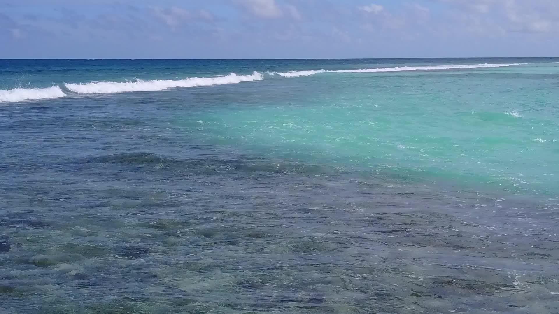 天堂的背景是绿松环礁和度假胜地附近的白色海滩视频的预览图