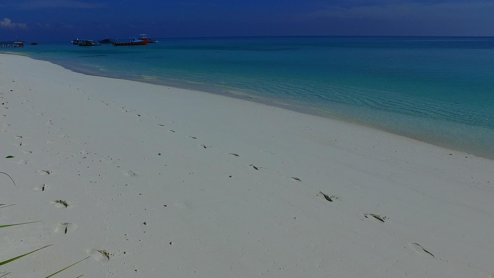 白色沙滩背景的透明海洋在海滩附近打破了宁静的度假胜地视频的预览图