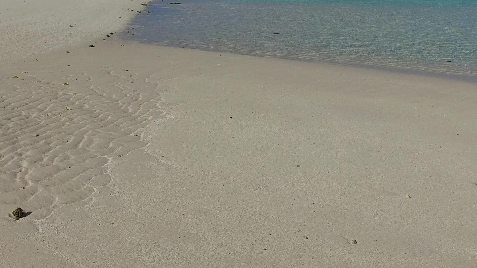 热带海岸海滩时间位于蓝海和珊瑚礁附近的白色海滩视频的预览图