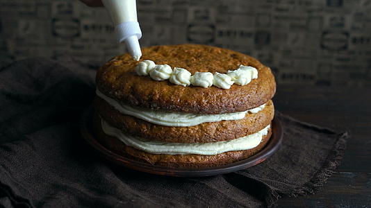 用奶油装饰的厨师蛋糕用蛋糕袋装饰视频的预览图