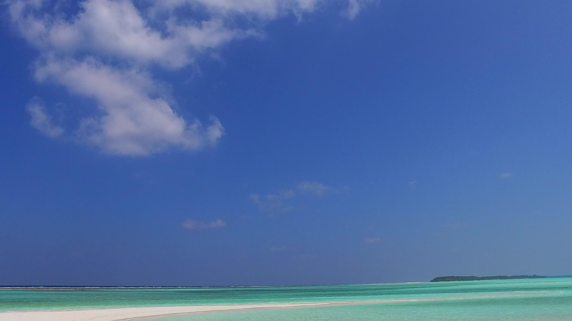 冲浪附近的清水和白色海滩的背景视频的预览图