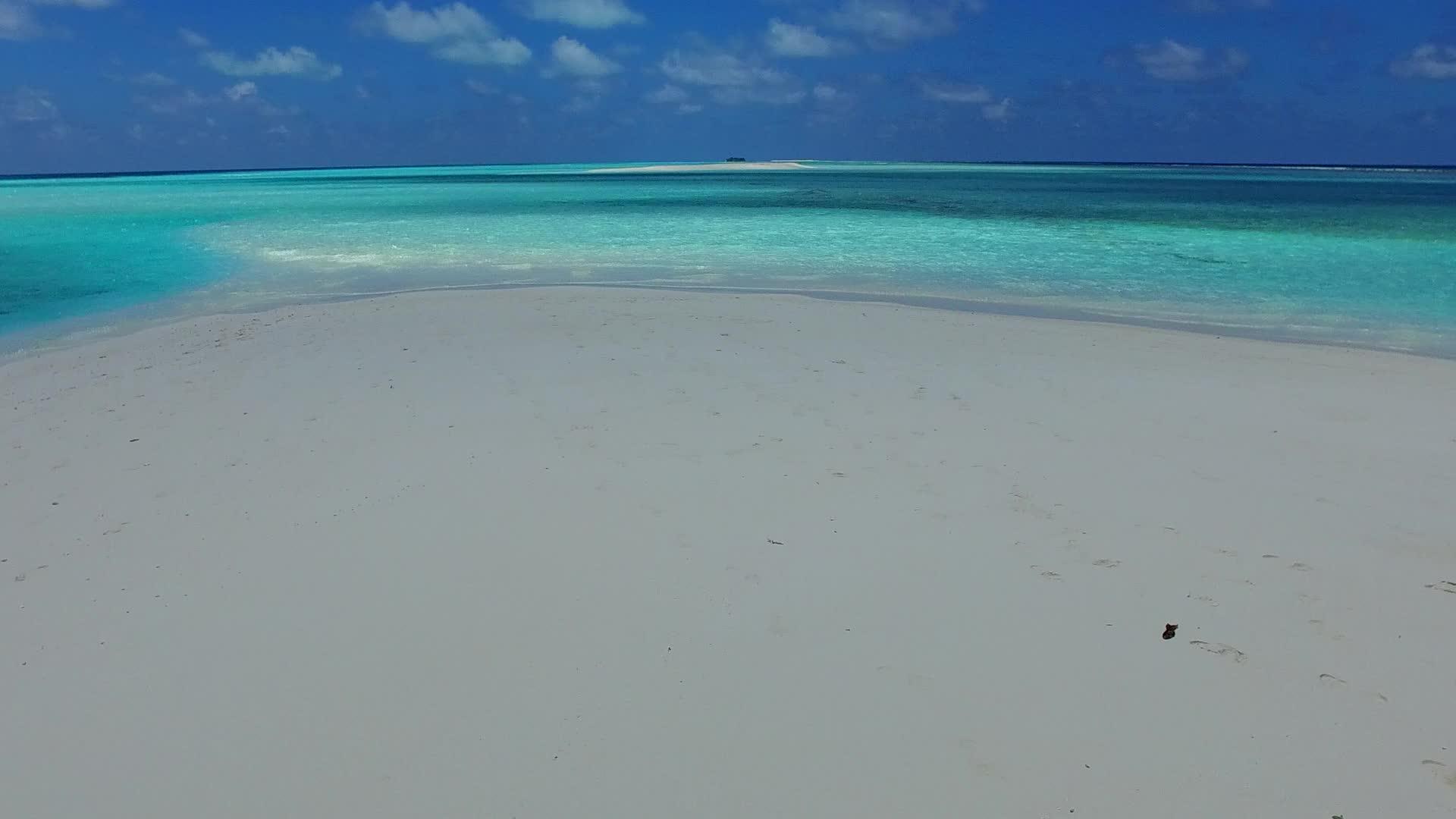 环礁湖海滩假日的开阔海景由绿海和靠近度假胜地的浅沙组成视频的预览图