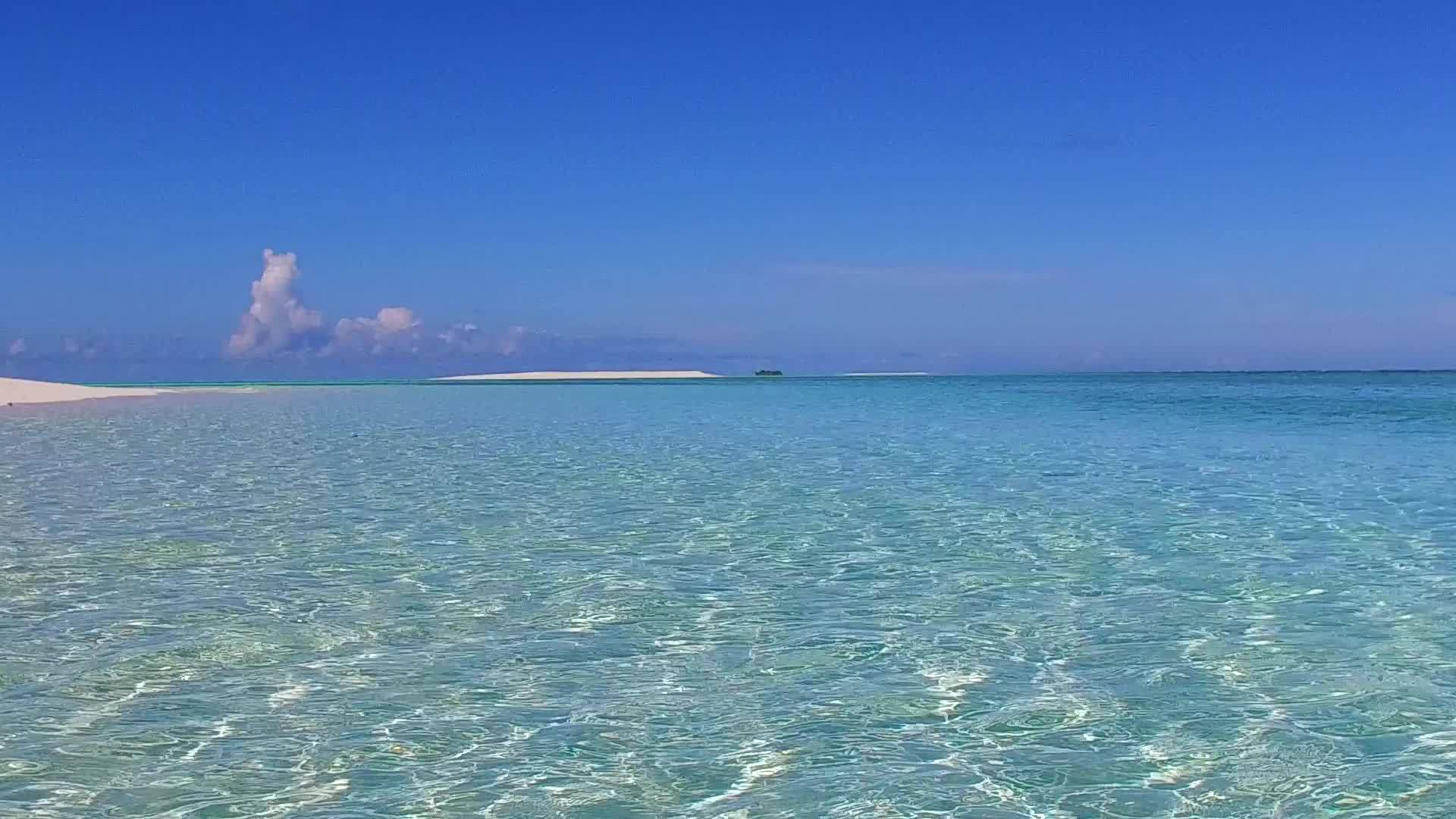 蓝色海洋和海滩之间的休息旅游白色沙沙背景靠近冲浪视频的预览图