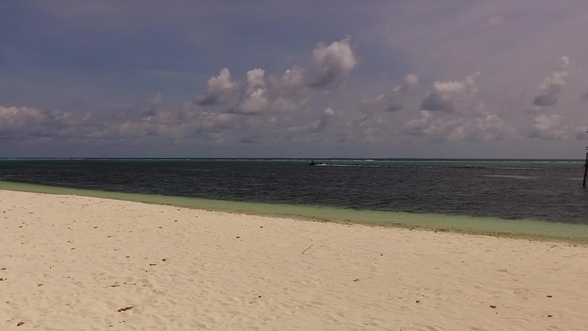 黎明后蓝色的水和白色的沙子在海边旅行使海平面宽敞视频的预览图