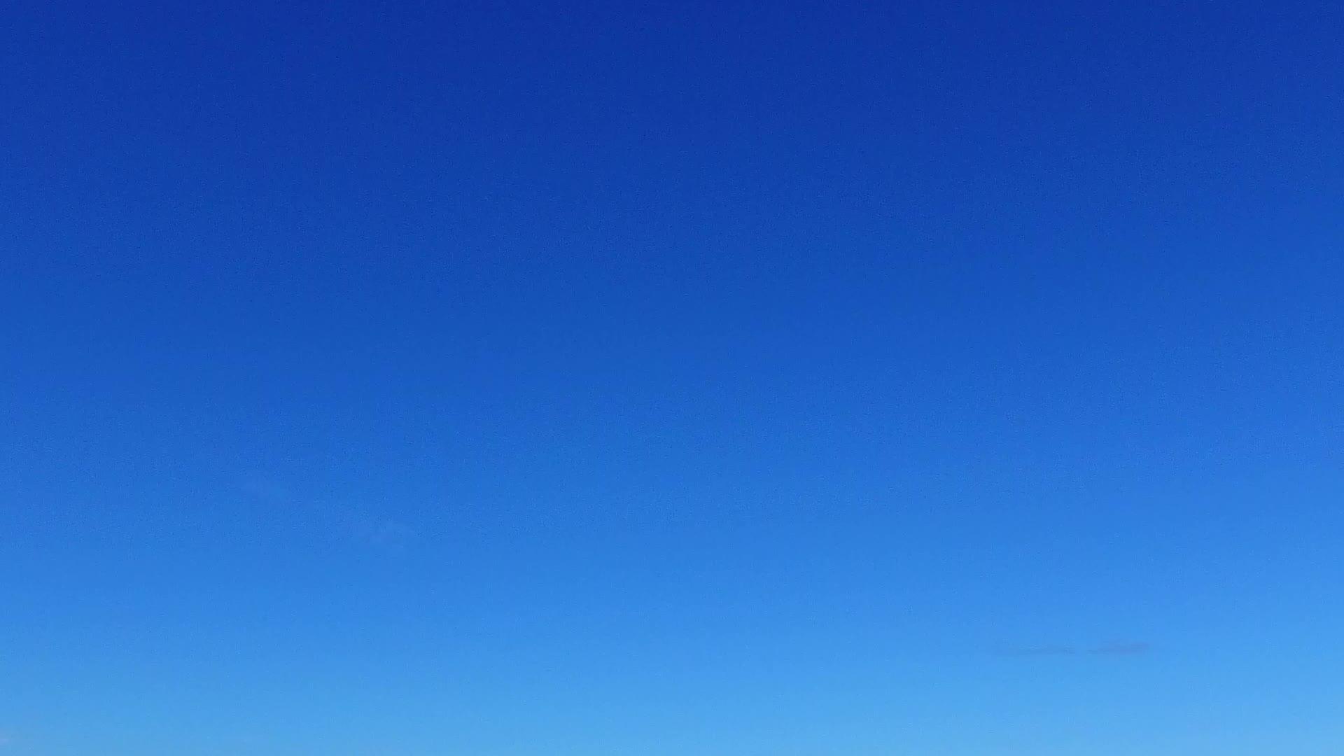 在度假胜地附近乘坐蓝绿色的水清洁沙底背景视频的预览图