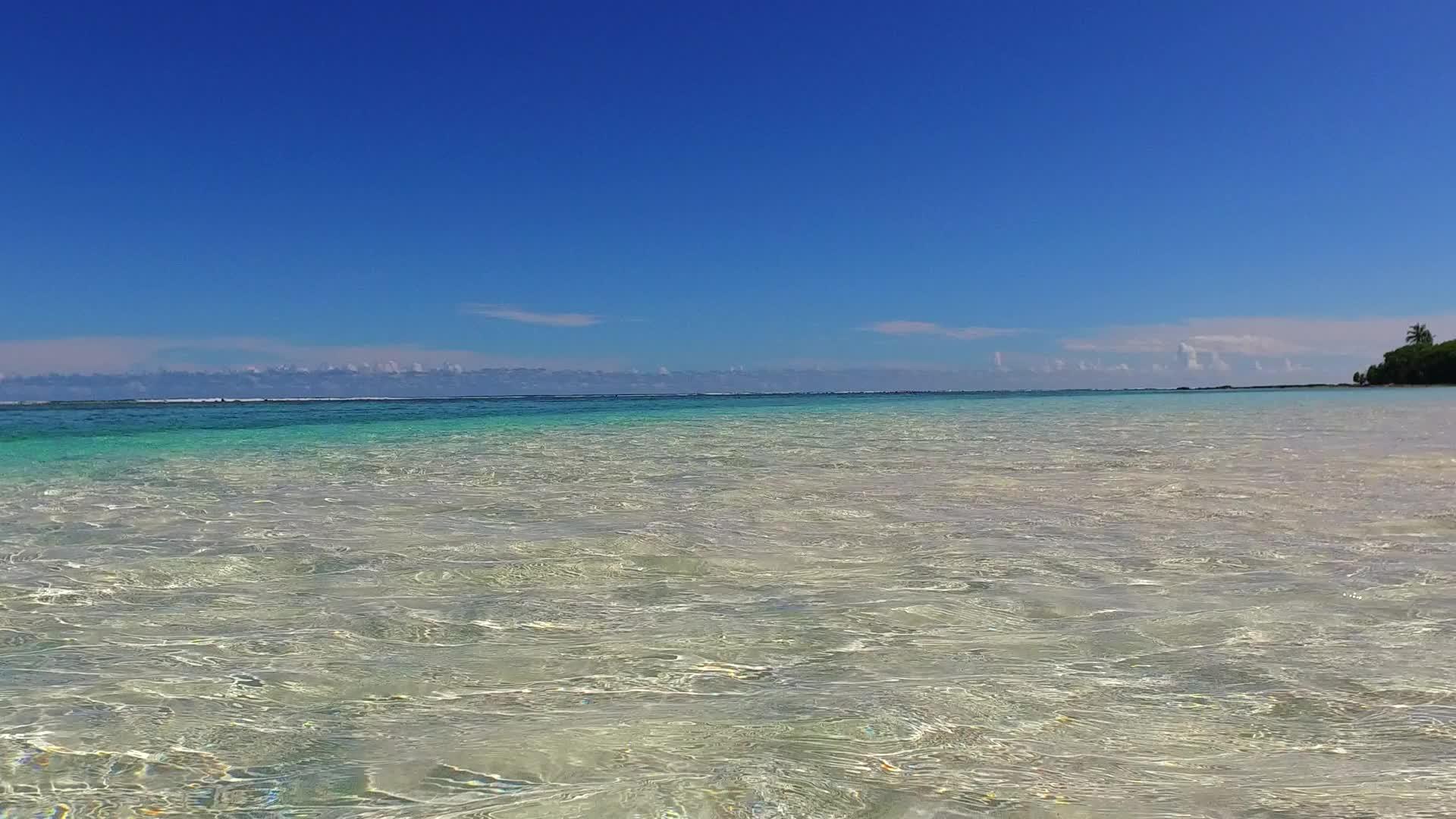 浅水和豪华度假村海滩度假靠近波浪的白色海滩背景视频的预览图