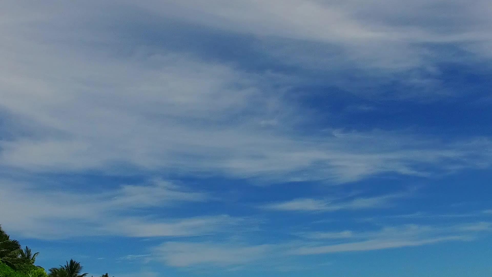 天堂湾海滩度假以透明海洋和日出后的海滩背景为例视频的预览图