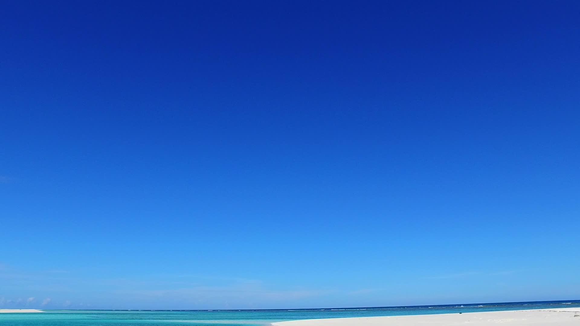 蓝色和沙滩附近的沙丘背景视频的预览图