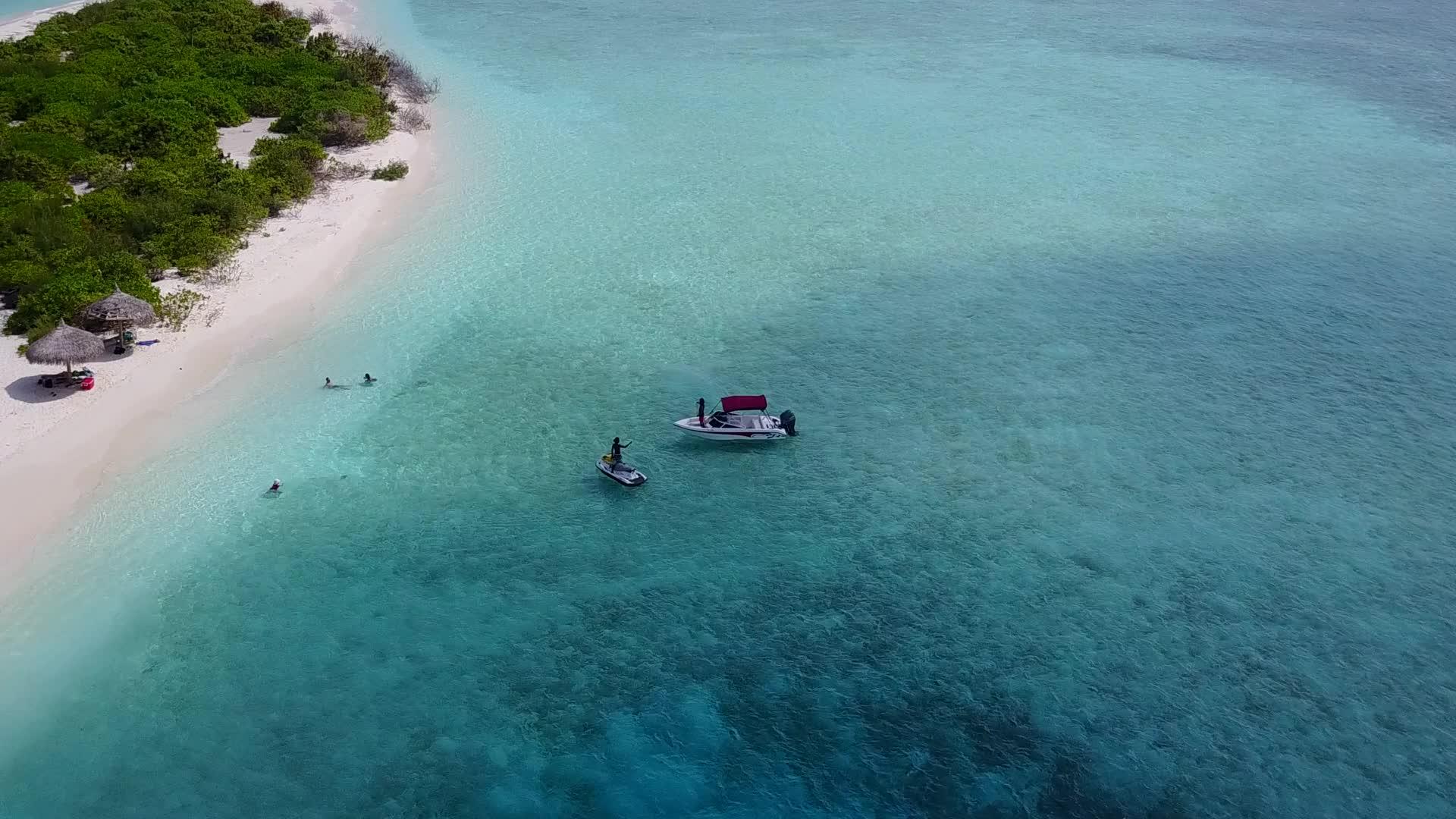 阳光明媚的宁静度假胜地海滩休息抽象片段由蓝色环礁湖组成视频的预览图