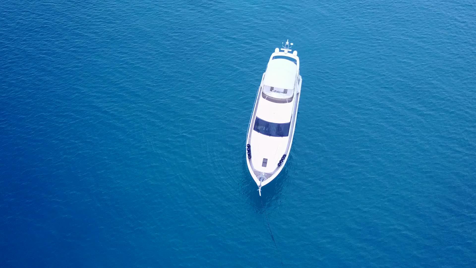 日落前蓝海和白色沙底背景的蓝色海洋阳光明媚岛屿完美完美视频的预览图