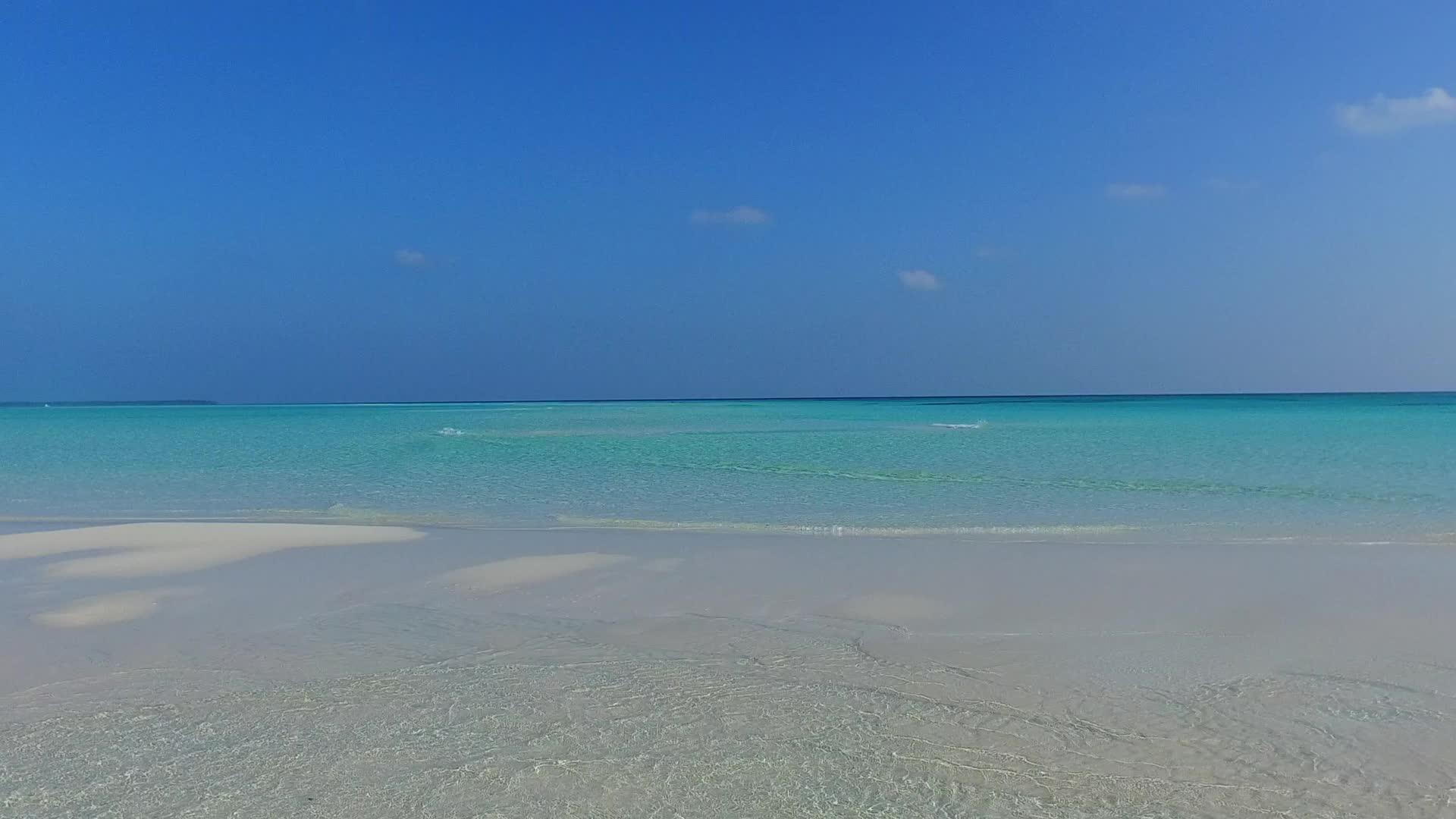 复制外国度假胜地的太空抽象摘要在阳光下沿蓝海航行视频的预览图