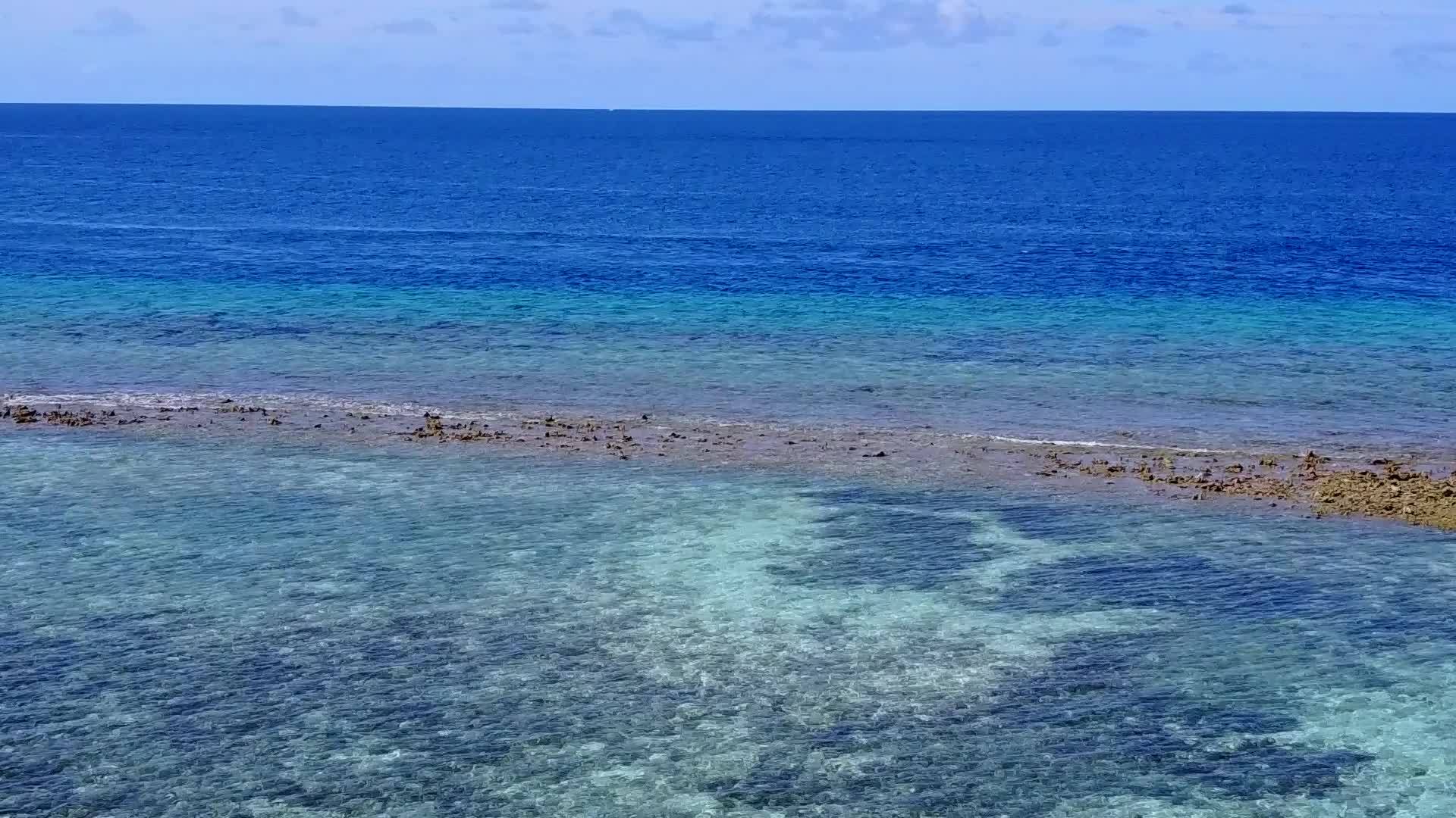 日落前蓝色环礁湖和白色海滩背景的豪华海滩度假浪漫视频的预览图