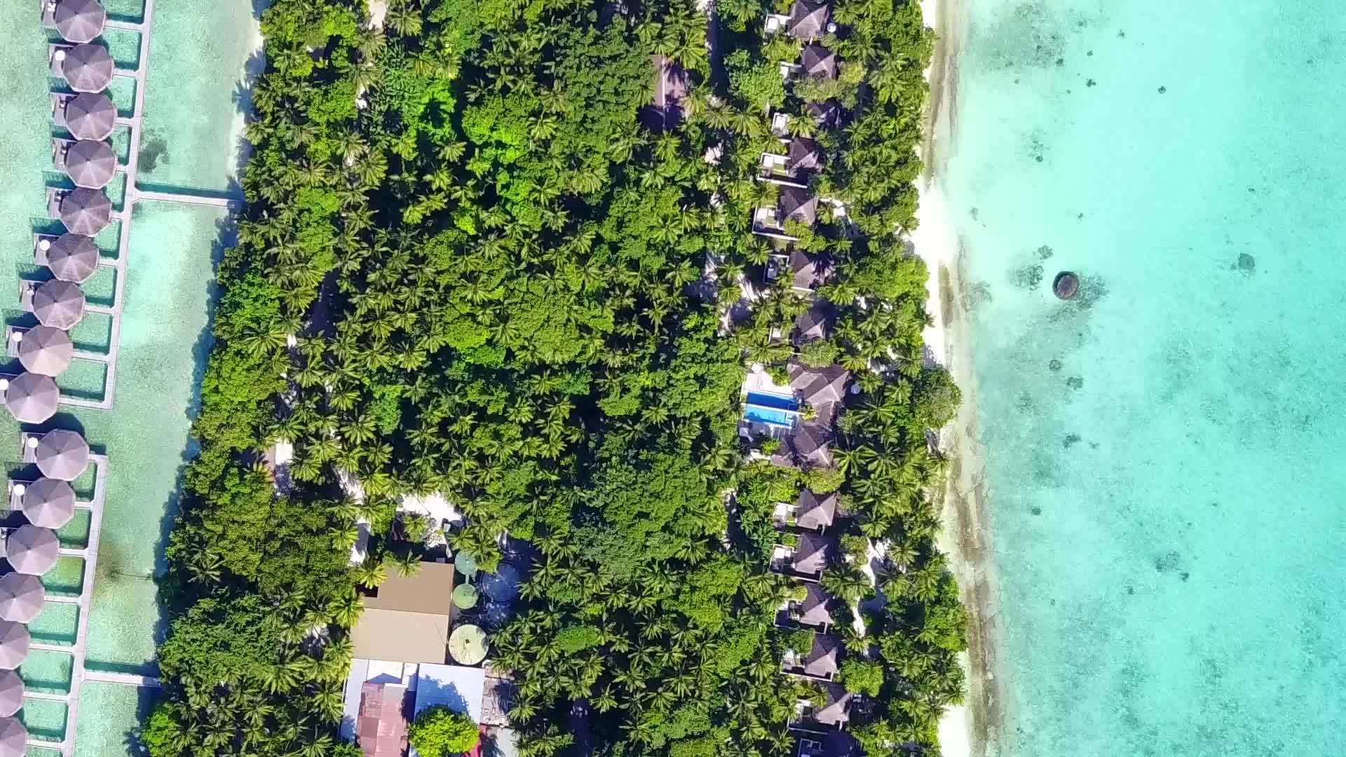 沿来环礁湖海滩近视全景沿浅海和冲浪附近浅滩航行视频的预览图