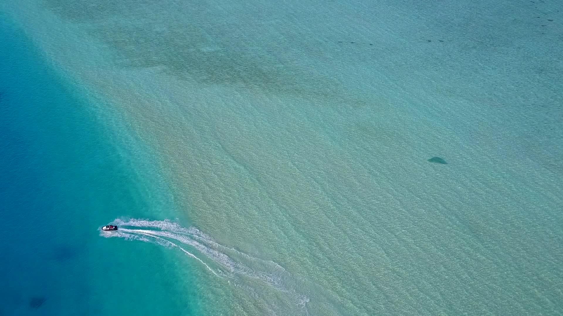 在沙洲附近的蓝色海滩上复制冒险的太空天空在白色沙滩背景下复制沿海海滩视频的预览图