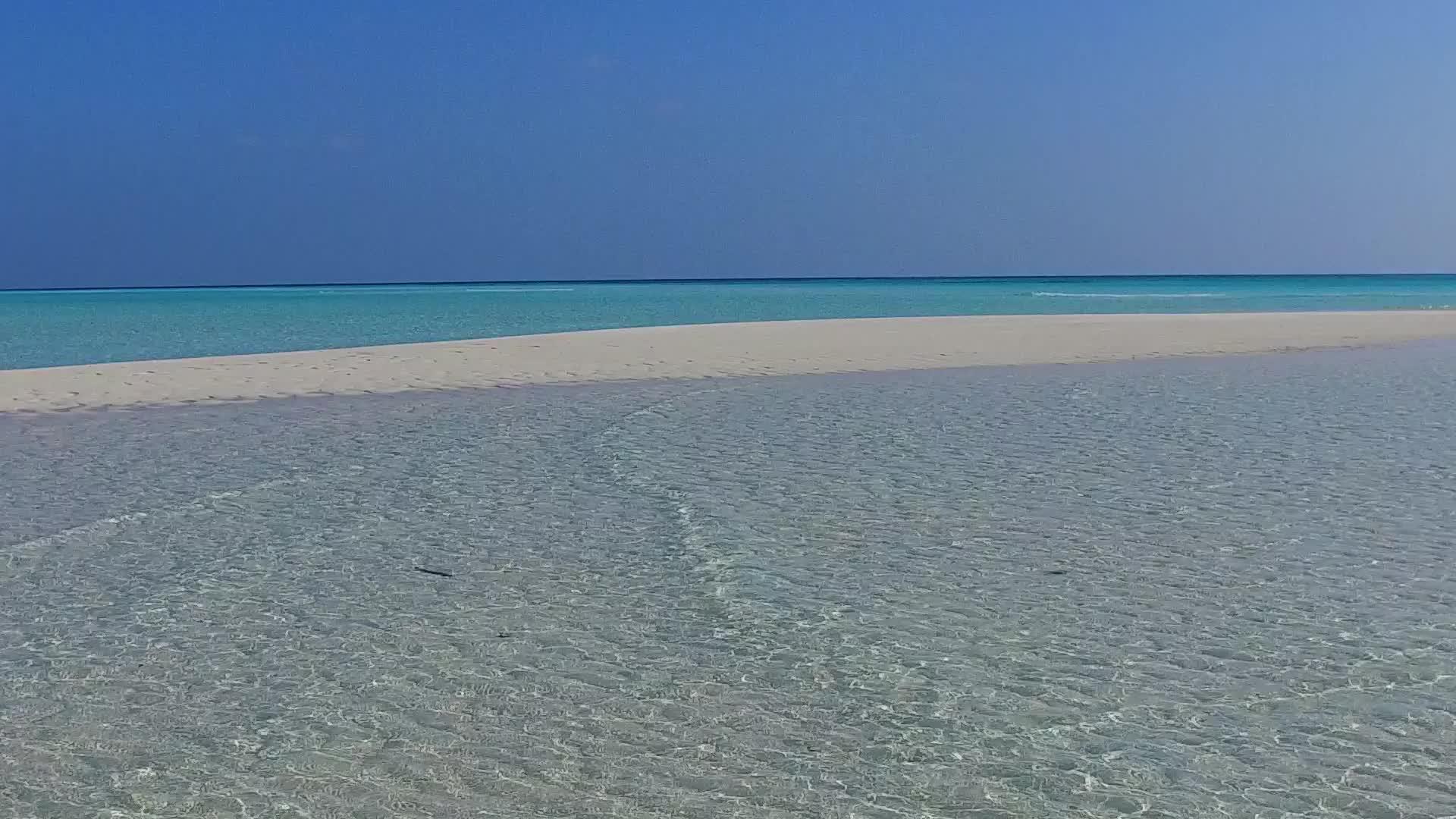 奇异的旅游胜地夏天的风景蓝海和接近冲浪的白沙视频的预览图