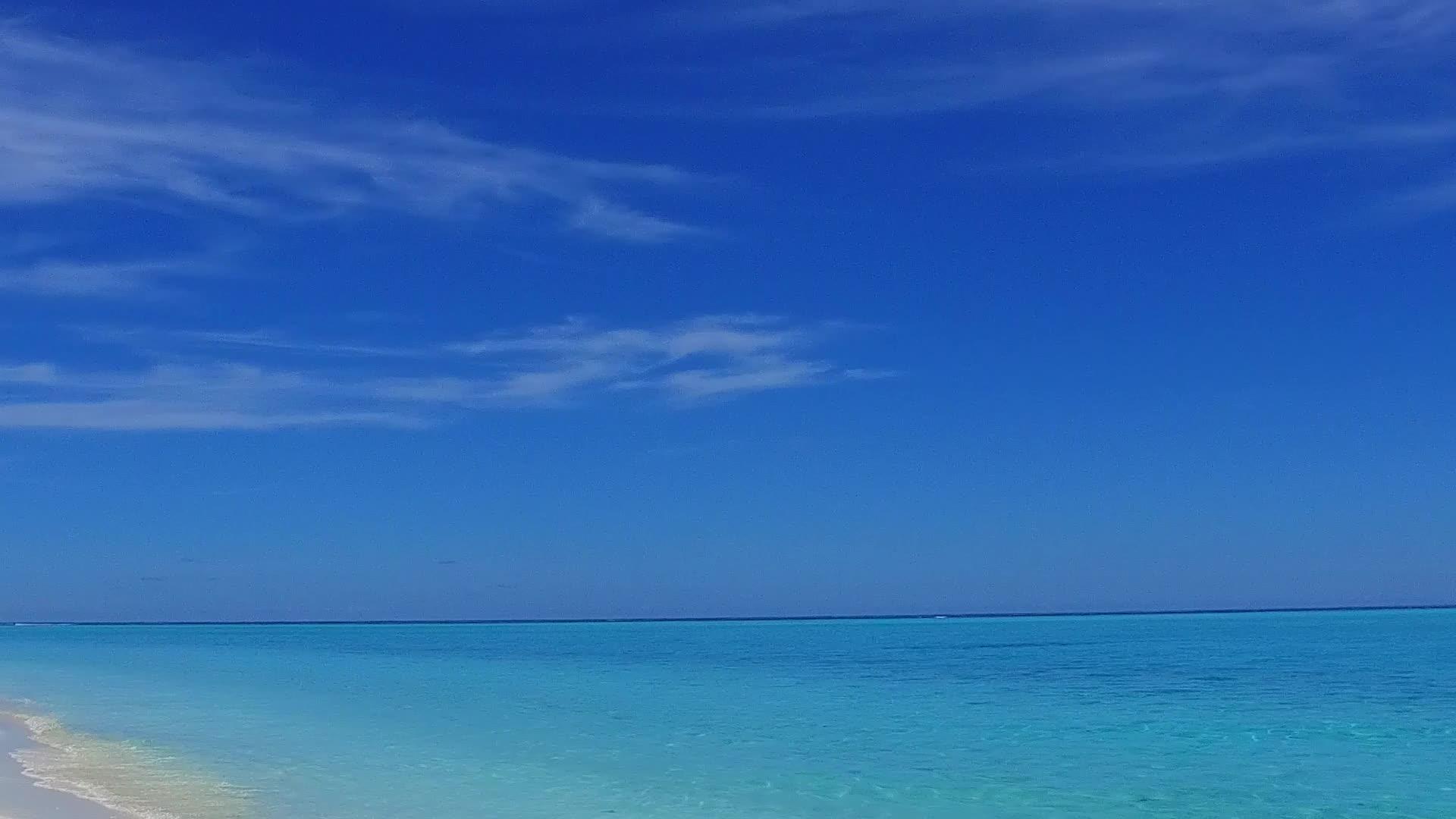 美丽的环礁湖靠近蓝水、白沙底和类似冲浪的蓝水视频的预览图