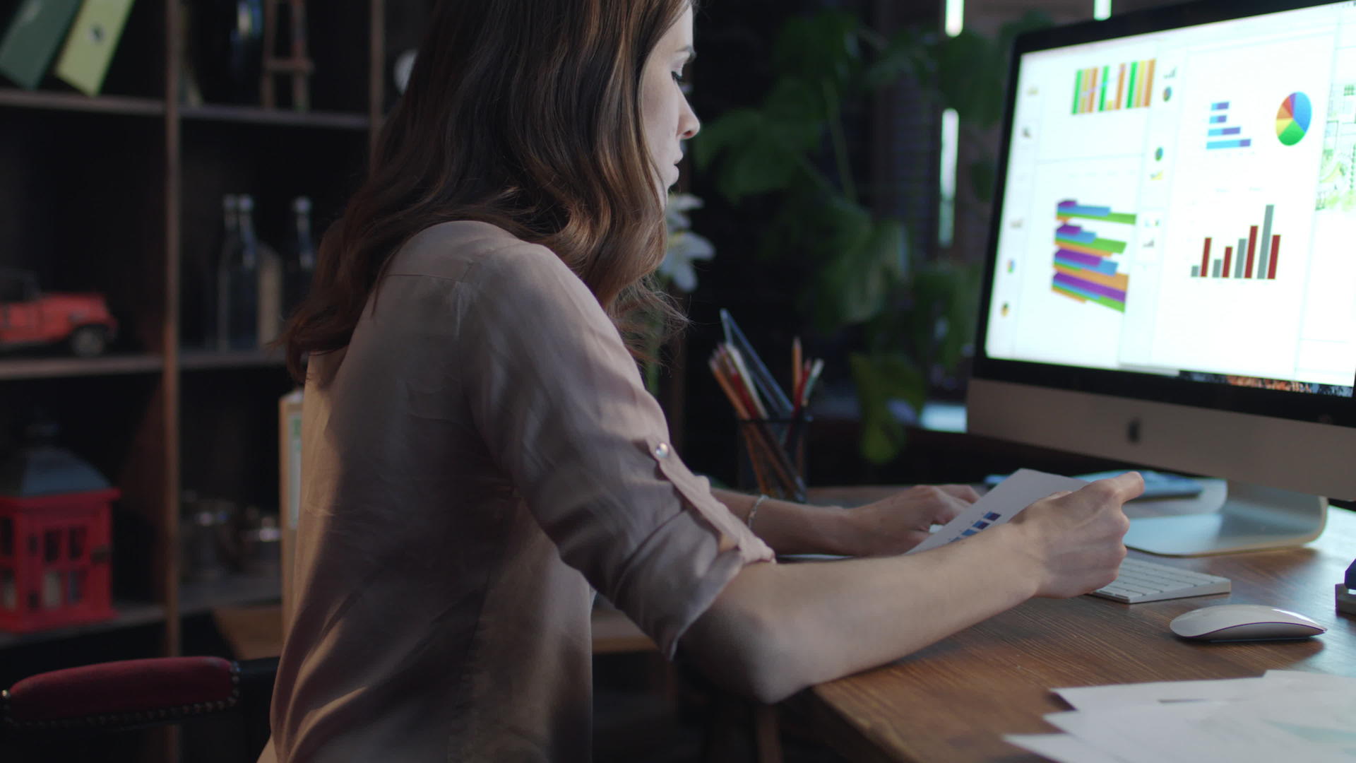 利用计算机编制财务报告的年轻女性商业分析师视频的预览图