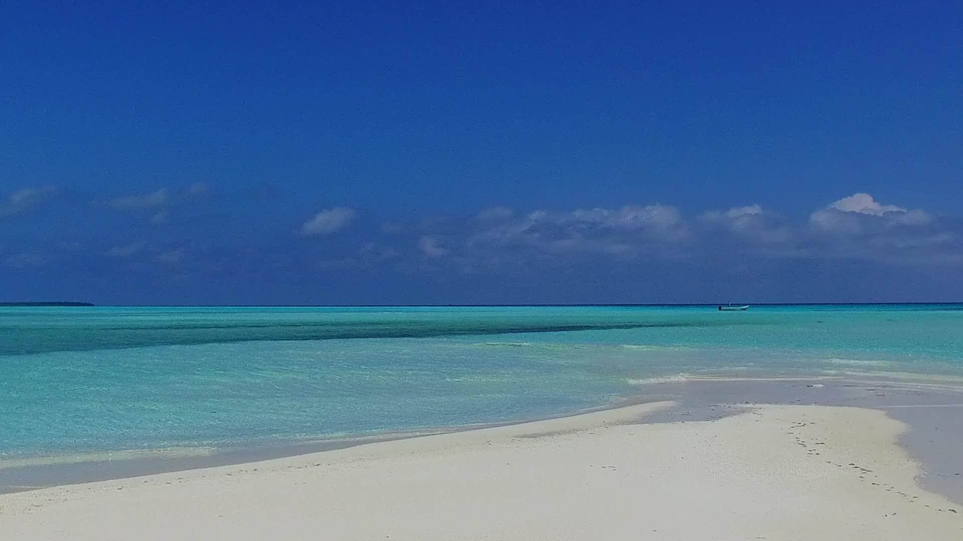 蓝色环礁湖和沙巴附近白色沙滩背景下的白色沙滩历险雨视频的预览图