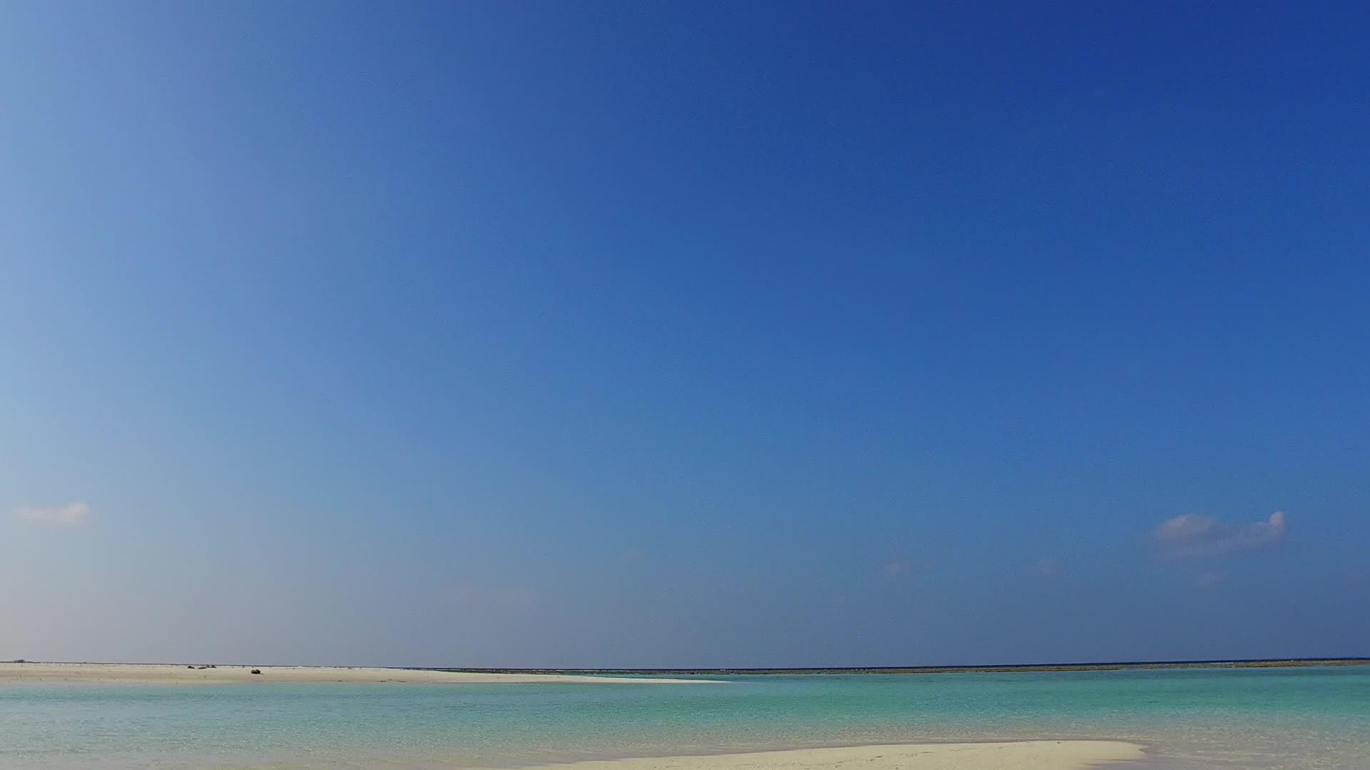 天堂海滩的广角景观被蓝海打破靠近波浪视频的预览图