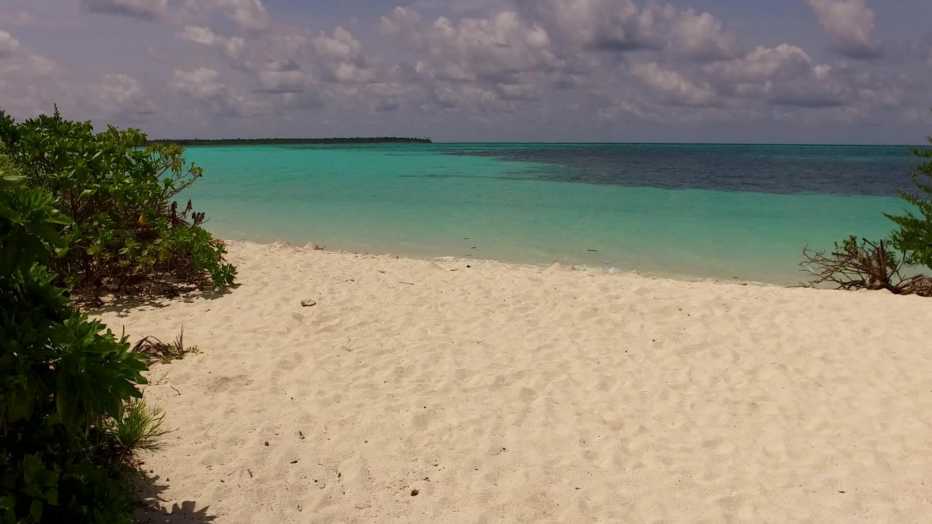 蓝绿色海洋美丽岛屿海滩广角摘要视频的预览图