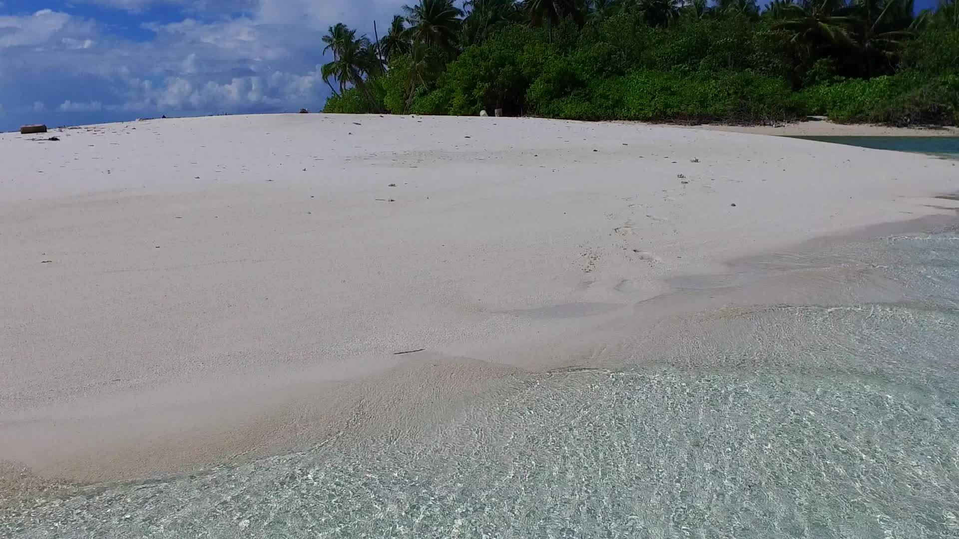 浅水冲破海湾海滩珊瑚礁浅水有白色沙底背景视频的预览图