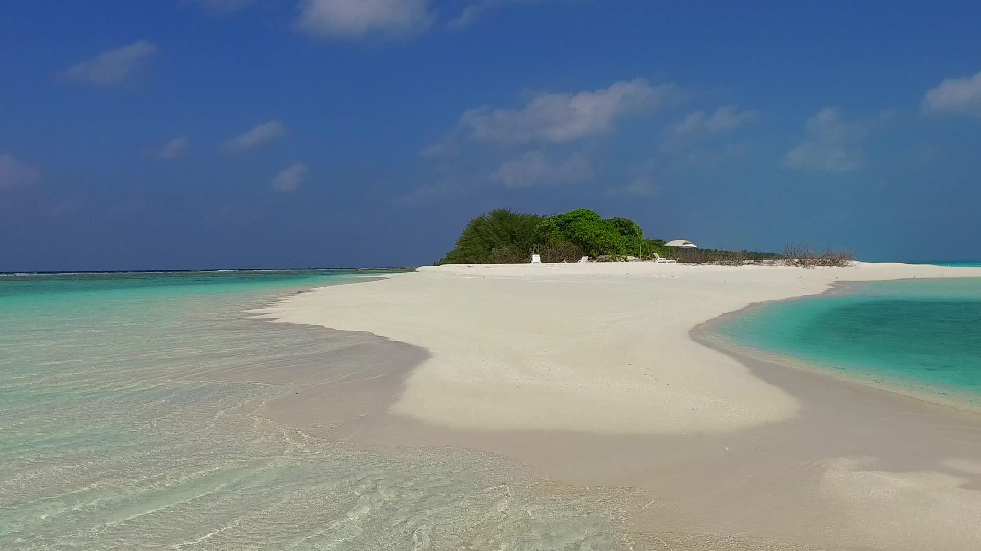 沙巴附近的透明海面和白色沙滩背景的白色沙滩背景风平浪静视频的预览图