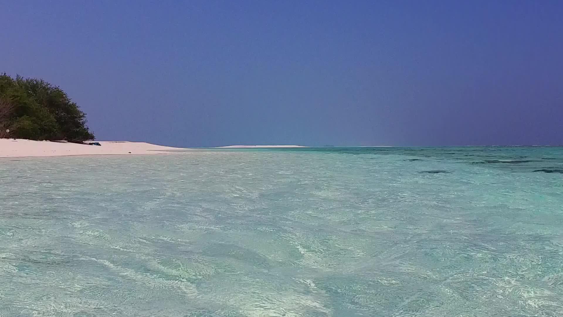 蓝水清洁海滩背景和蓝水在冲浪附近日益抽象的豪华海岸视频的预览图