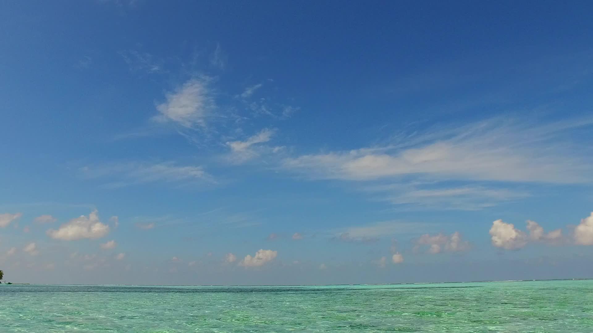 蓝绿色海洋和沙洲附近的白沙海洋岛屿海滩探索全景特写视频的预览图