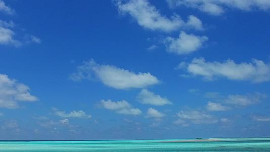 天堂岛海滩海滩的背景是沙巴附近的蓝环礁和白沙沙视频的预览图