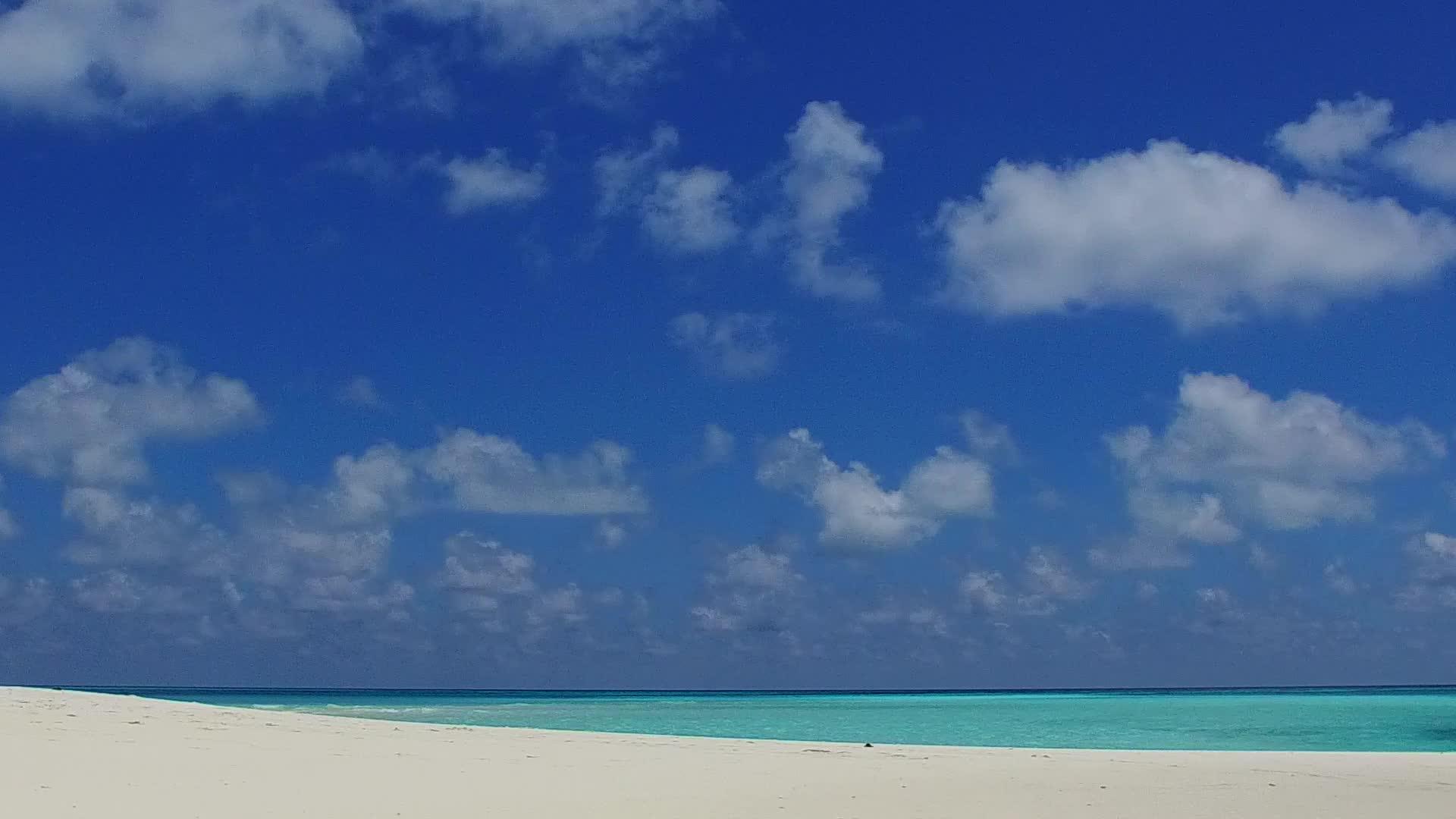 海滩附近的蓝色环礁湖和白色沙滩背景的浅海岸海滩时间视频的预览图