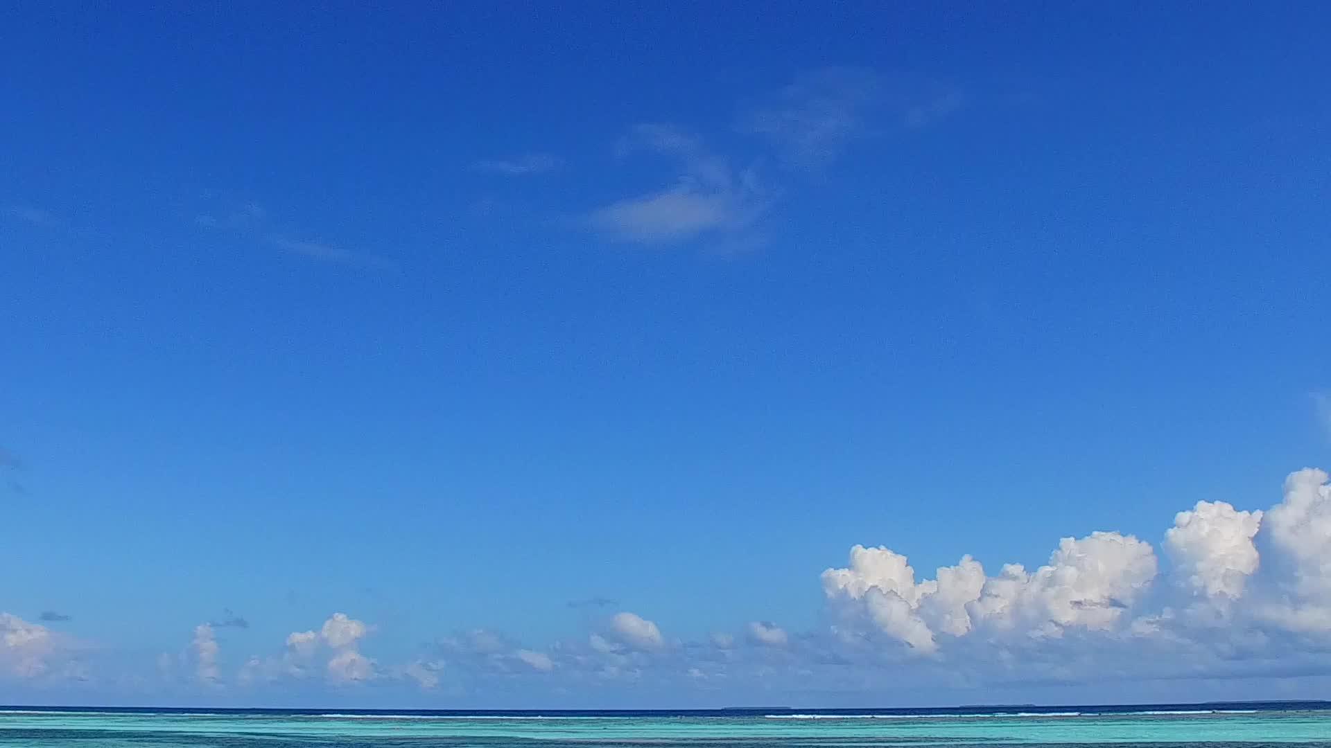 透明的海洋完美地在白色的海面上沙巴附近有白色的沙子背景视频的预览图