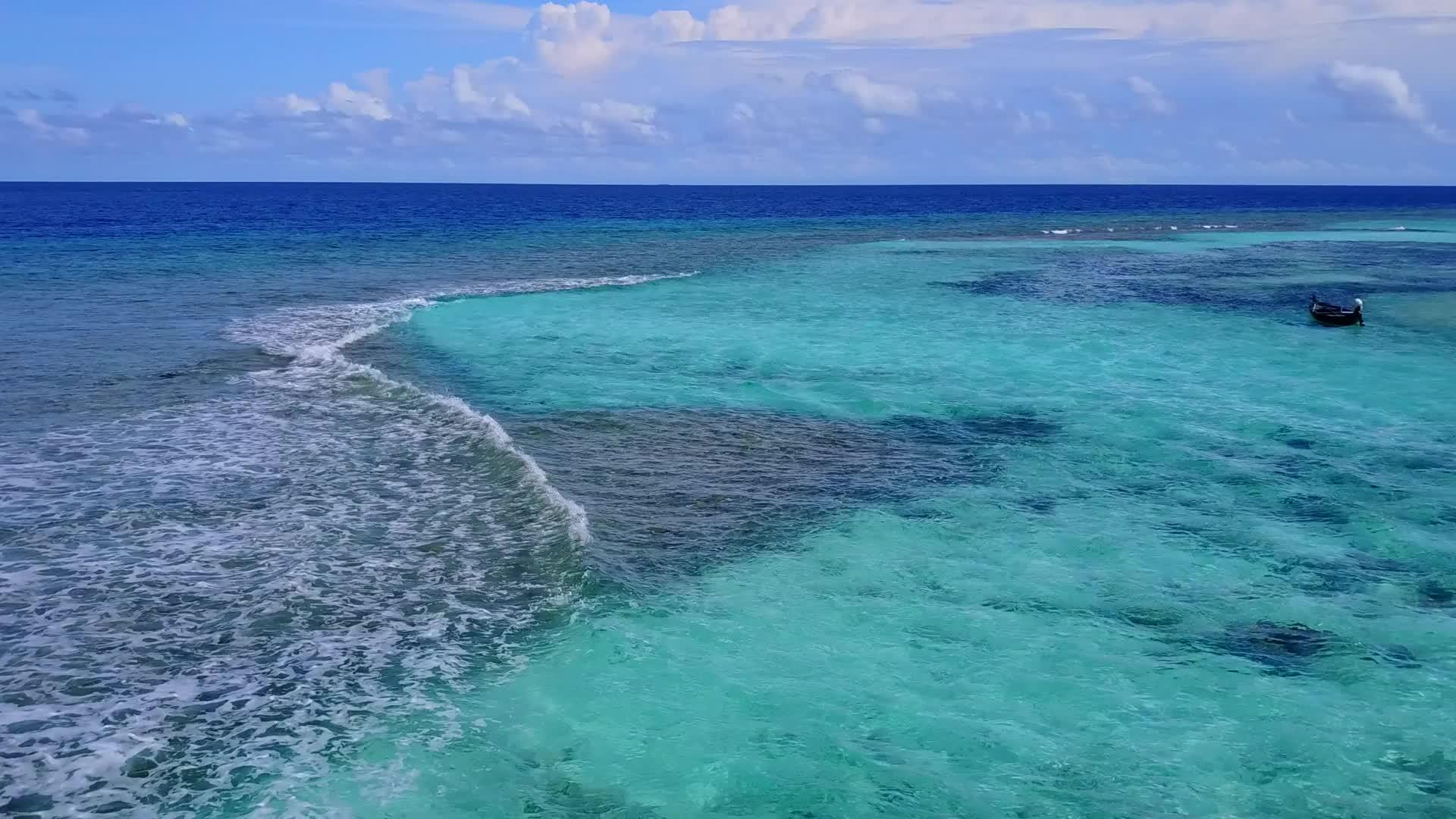 珊瑚礁附近有白色有白色的沙子视频的预览图