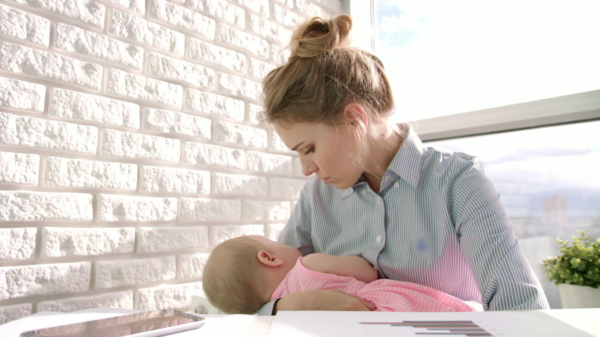 轻窗女商人照顾婴儿办公室有孩子的工作妈妈视频的预览图
