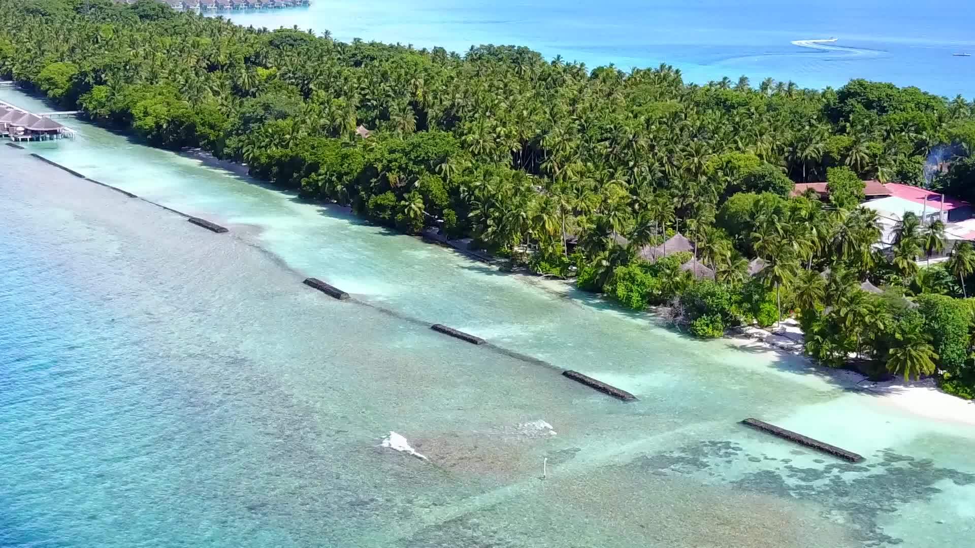 度假胜地附近的田园诗般的海岸线以透明的海洋和白沙为背景视频的预览图