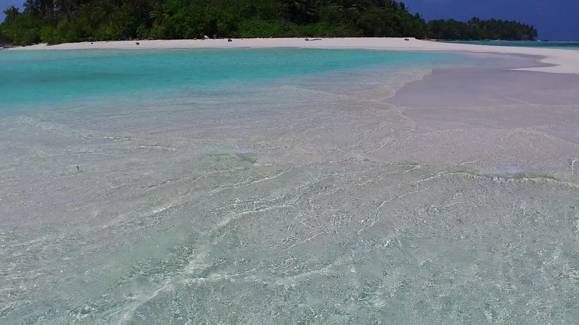 透明环礁湖和靠近度假胜地的清洁海滩背景是空的视频的预览图