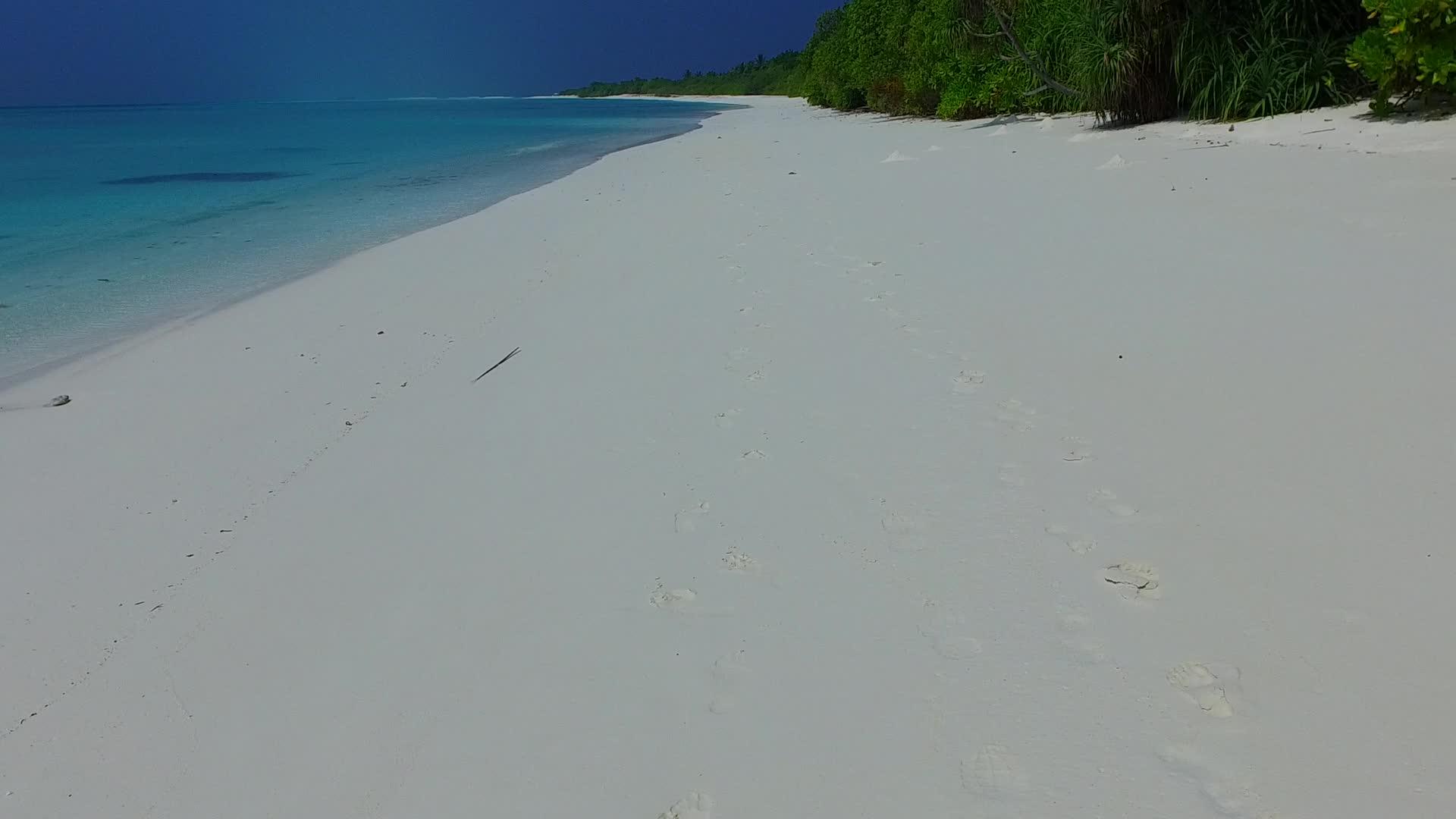 夏季旅游沿着蓝色海洋和白色沙沙的背景靠近度假胜地视频的预览图