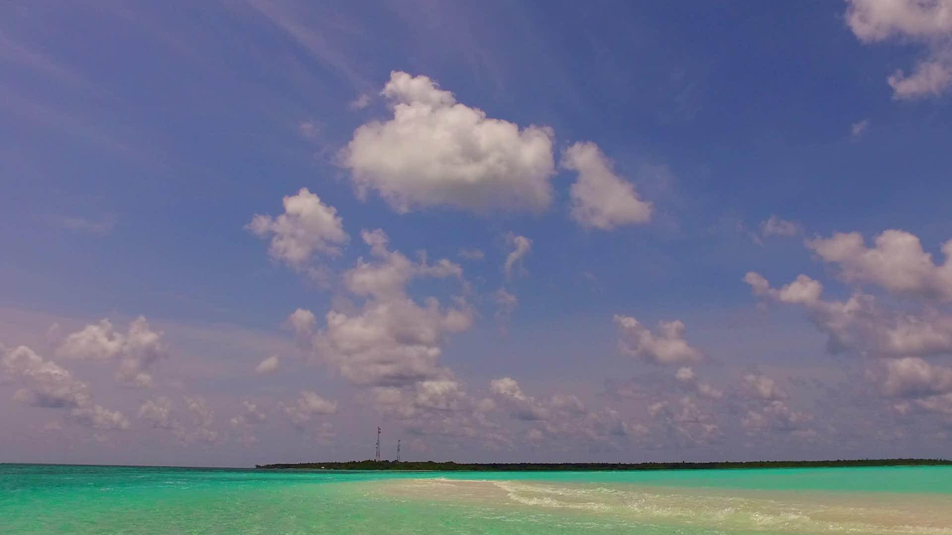 复制安静的海滩透明的环礁湖和日落前明亮的沙滩背景视频的预览图