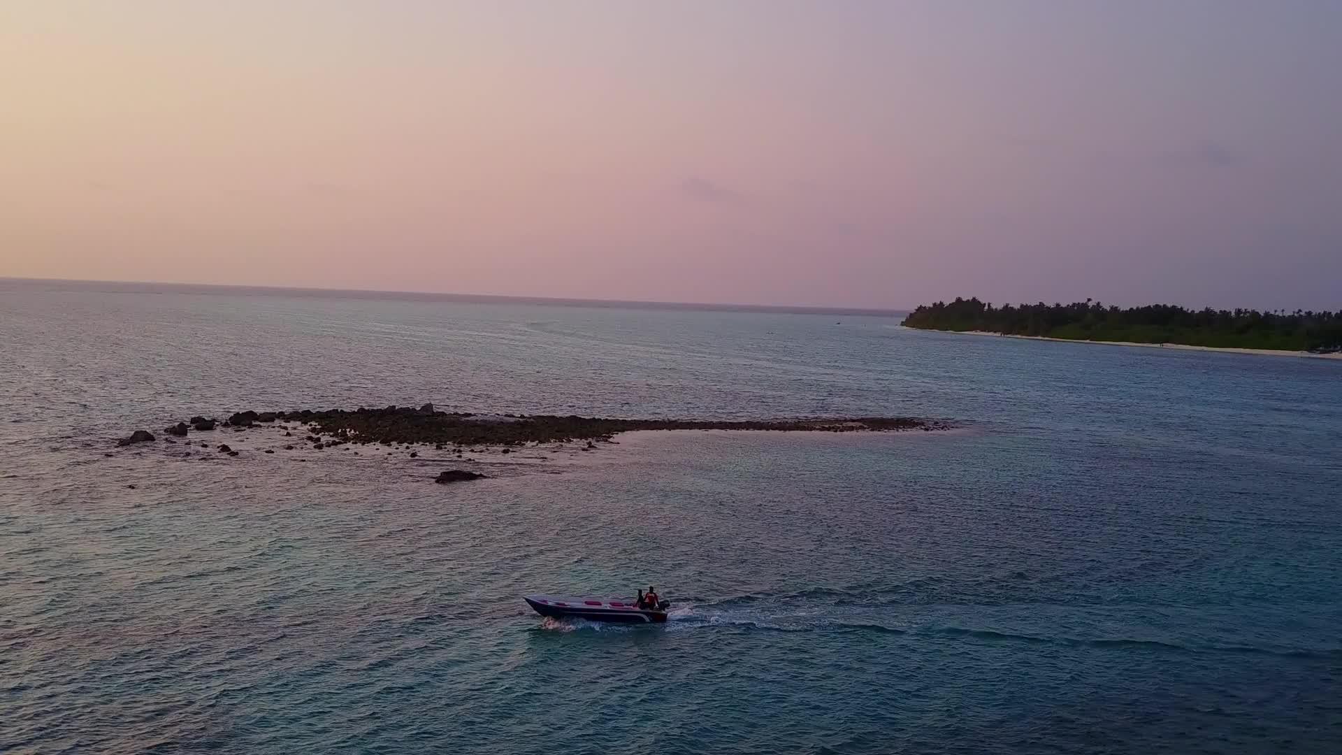 以蓝水和白色沙底为背景在度假胜地附近航行视频的预览图