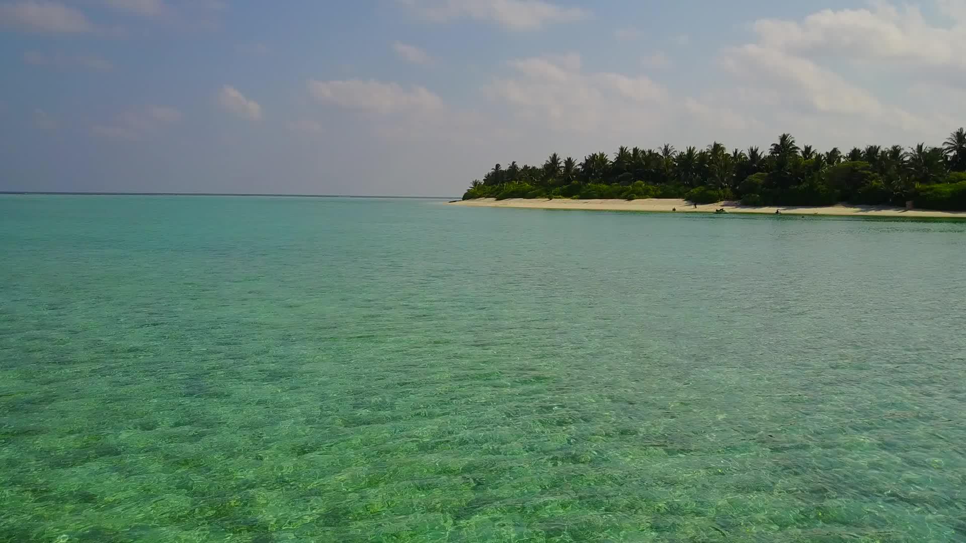 天堂旅游海滩野生动物以蓝绿色海洋和沙洲附近的白沙为背景视频的预览图