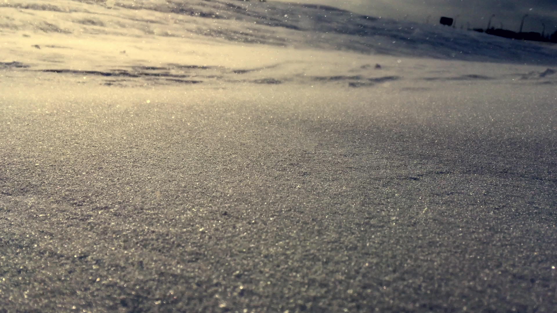 冬季风景下的雪流近距离雪下漂流视频的预览图