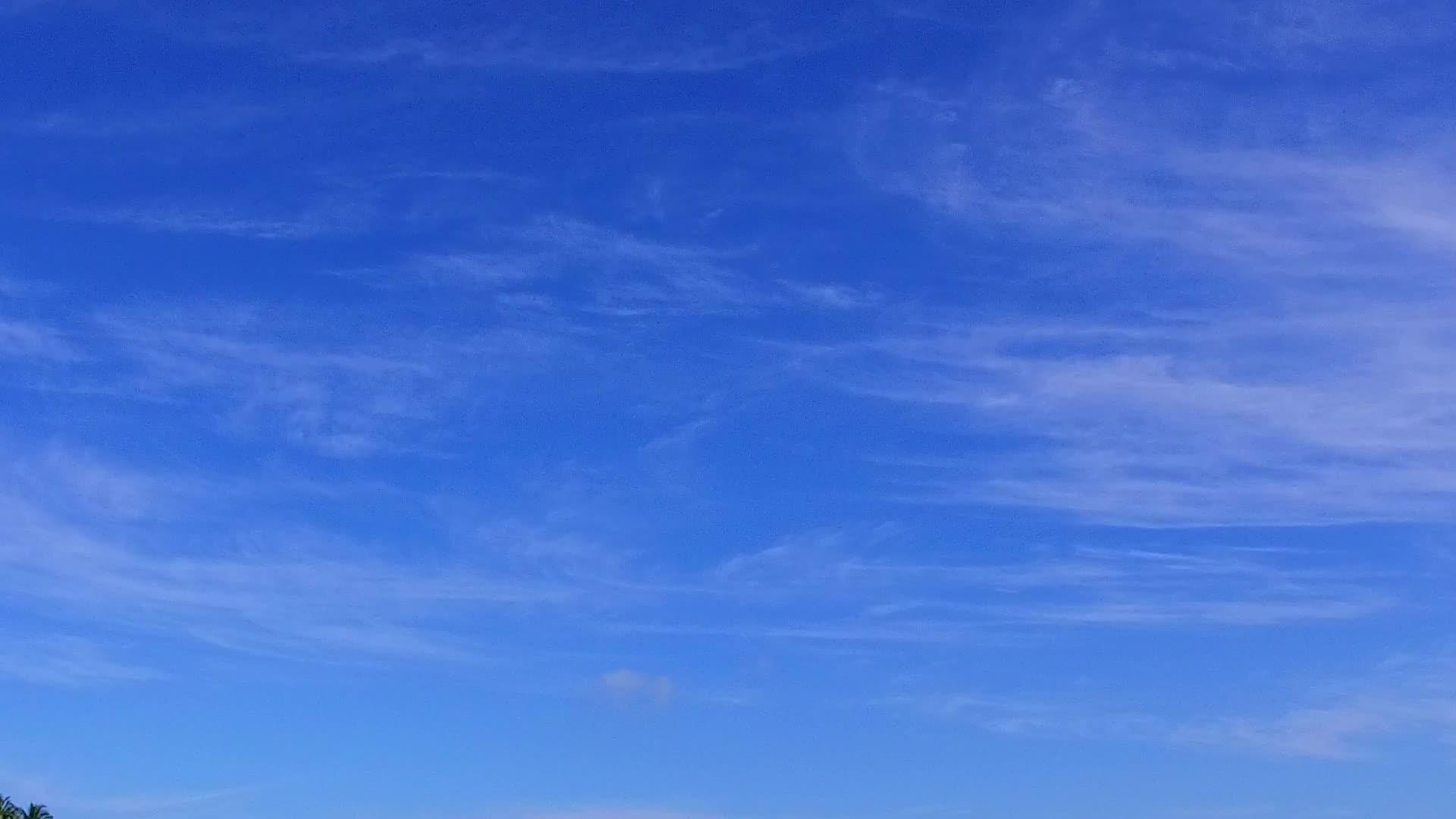 蓝海和沙洲附近的白沙背景海岸海滩假日白天纹理视频的预览图