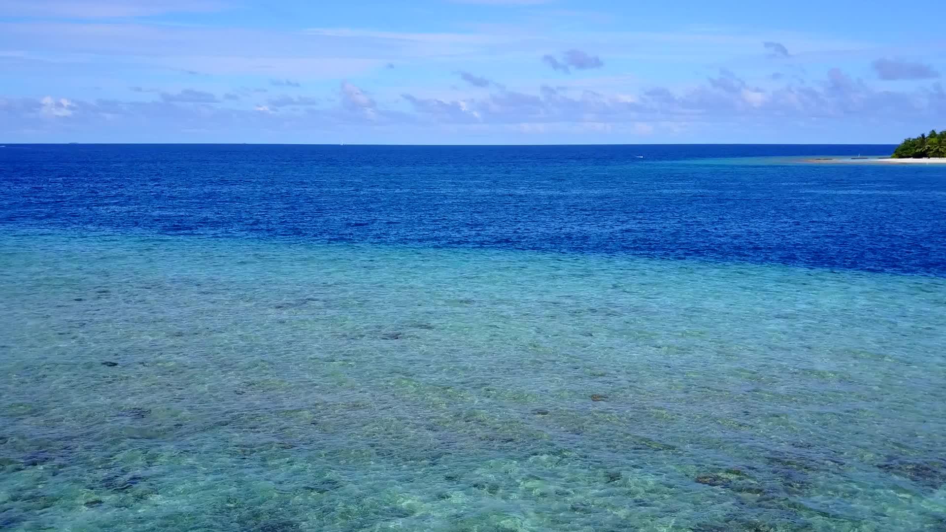 清晨日出后在蓝色水海和白色沙滩的背景下漫游视频的预览图