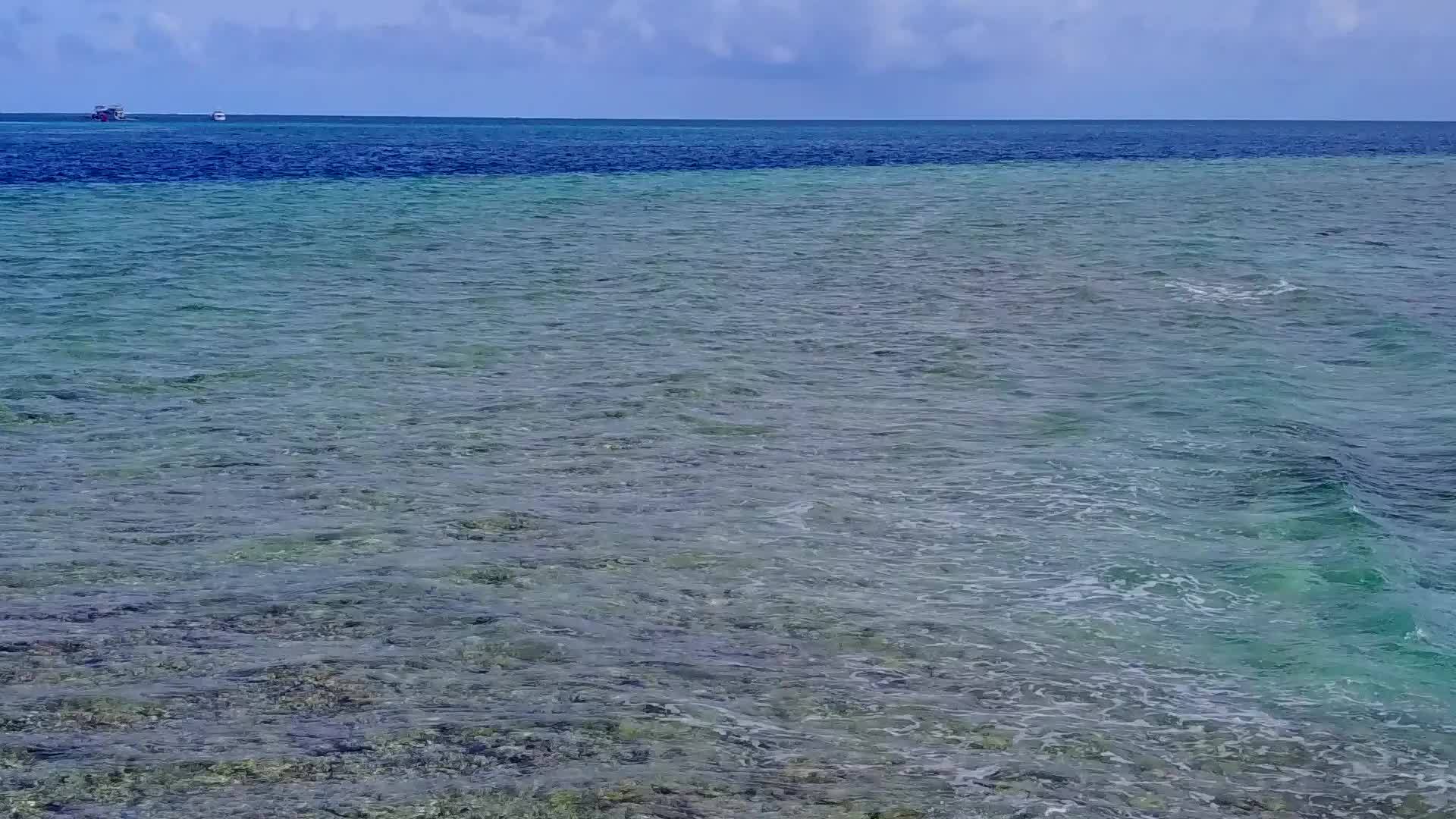 阳光下白沙背景海洋美丽海岸线海滩之旅视频的预览图