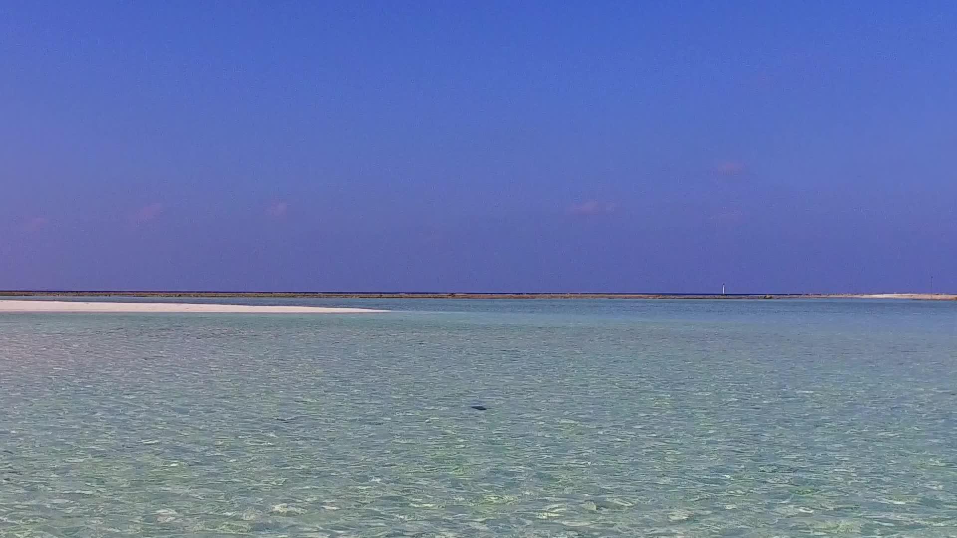 夏季旅游在度假胜地附近通过完美的清海和白色沙沙背景视频的预览图
